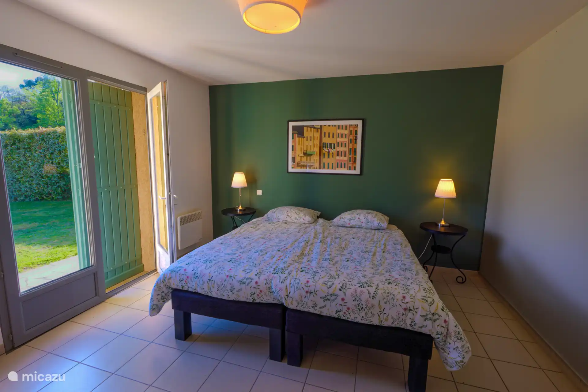 Schlafzimmer 3 hat französische Türen zum Garten.