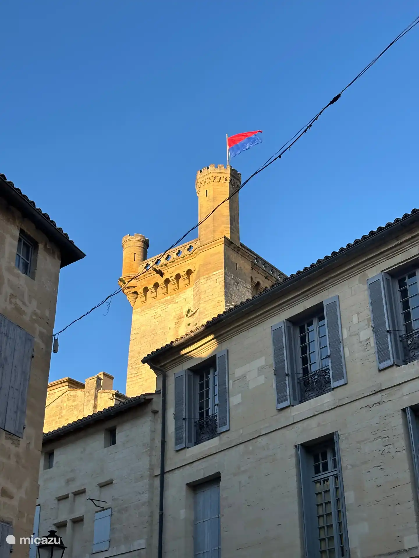 Wenn die Flagge weht, ist der Herzog zu Hause. Uzès ist eines der ältesten Herzogtümer Frankreichs.