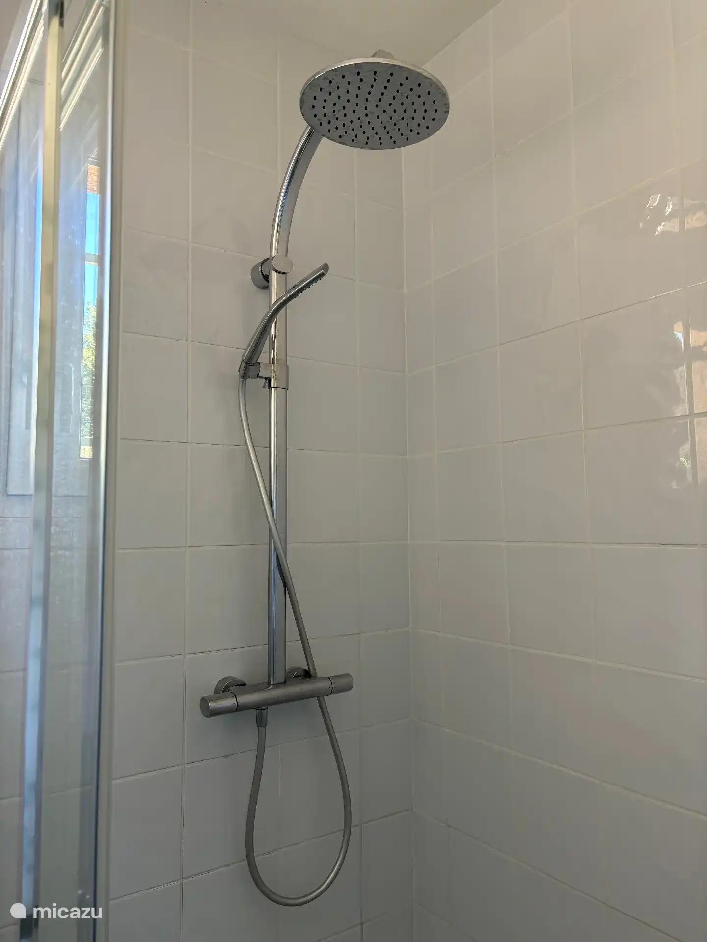 Das Badezimmer ist mit einer schönen Regendusche ausgestattet.