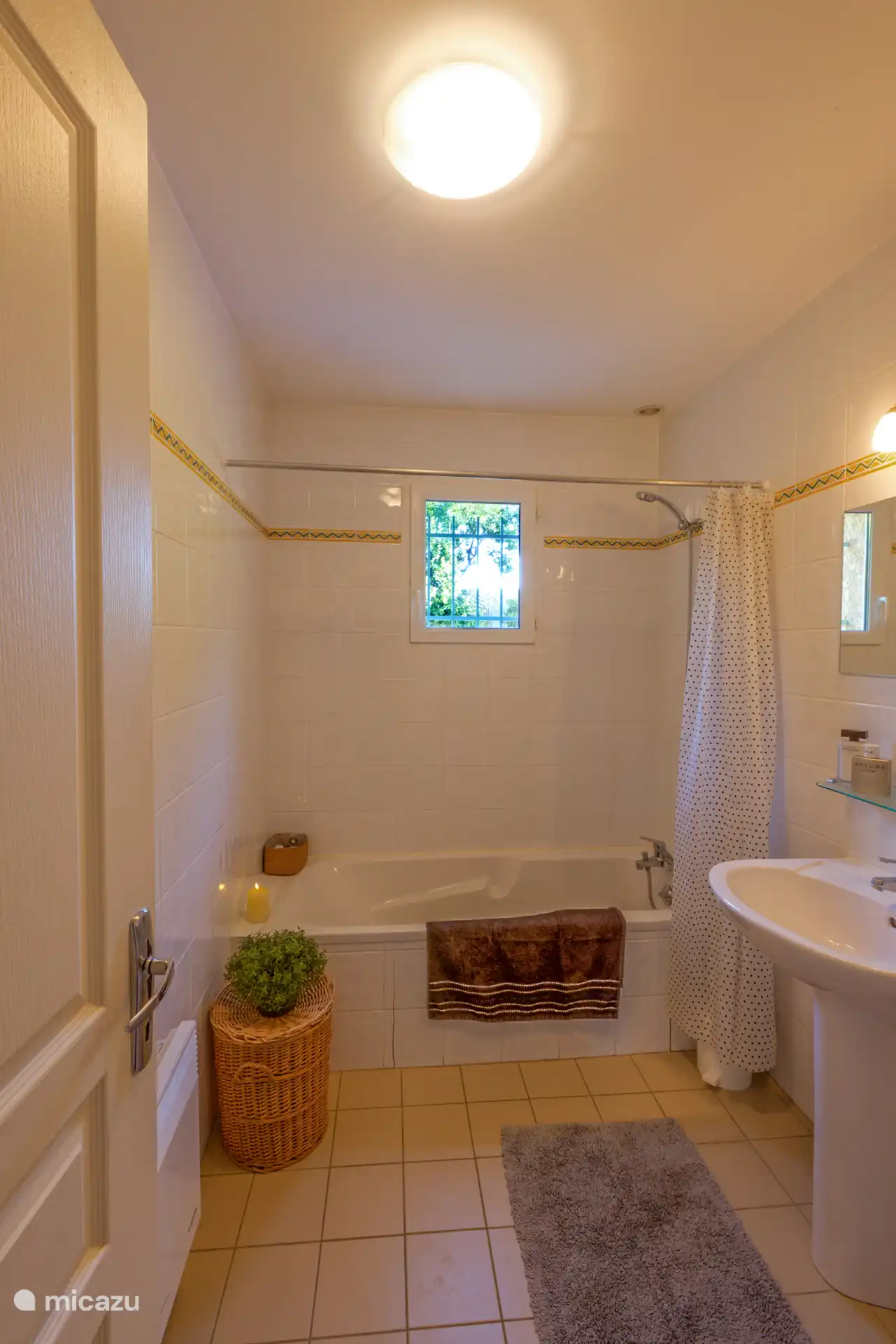 Badezimmer 2 ist mit einer Badewanne ausgestattet, in der auch geduscht werden kann.