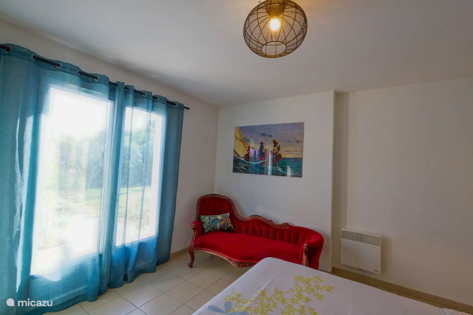 Schlafzimmer 1 mit Doppelbett. Diese befindet sich auf der Pool-Terrasse.
