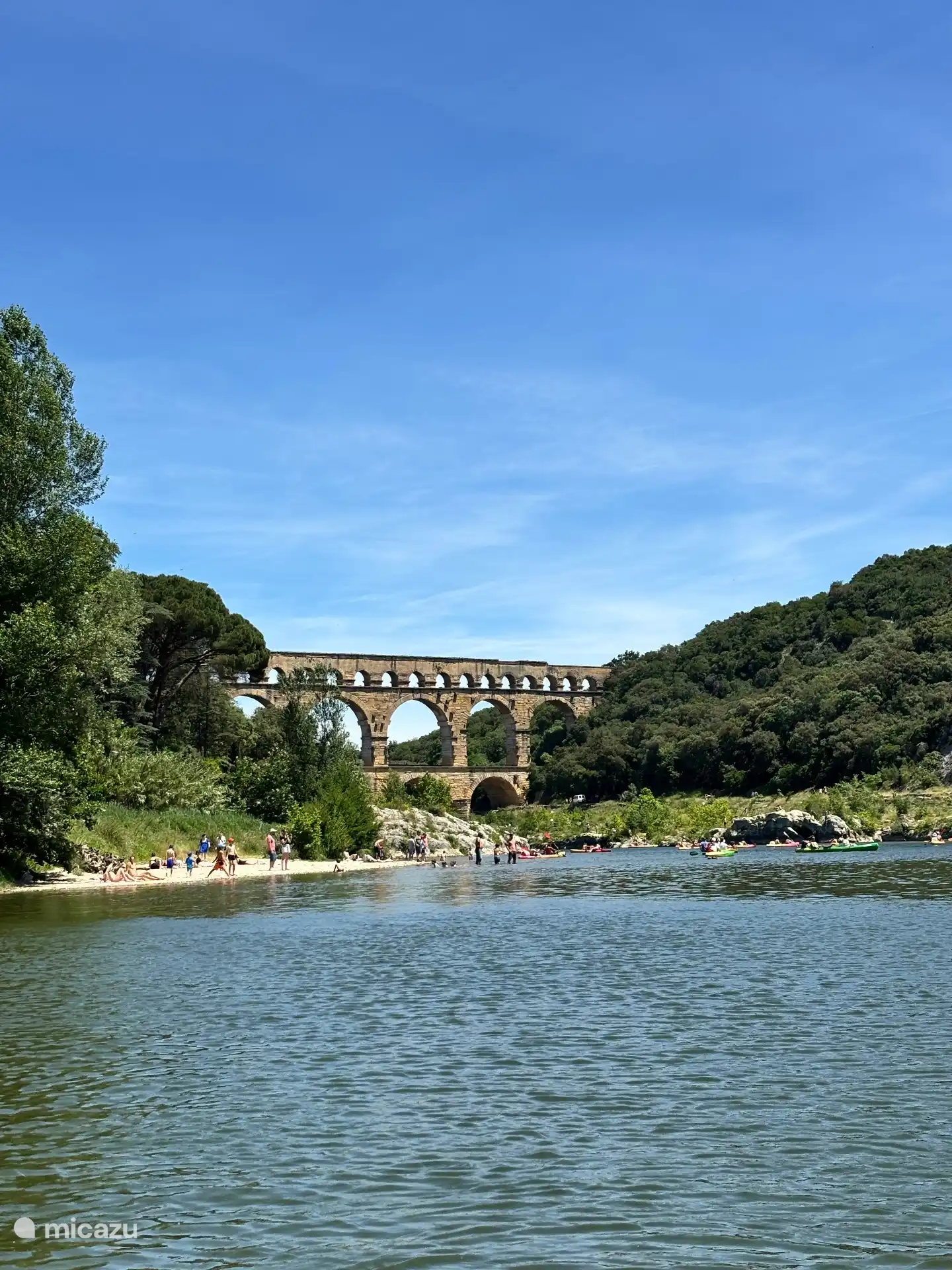 Die Pont du Gard ist eines der schönsten Bauwerke aus der Römerzeit und befindet sich noch in ausgezeichnetem Zustand. Man kann darunter schwimmen, laufen oder kanufahren!