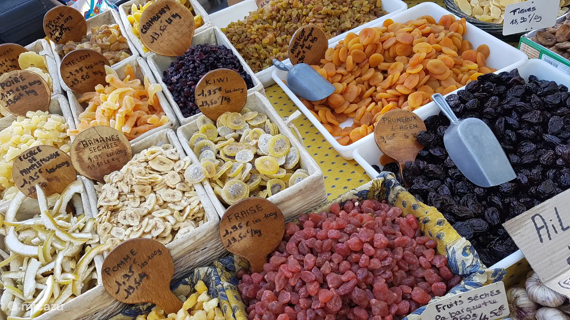 Köstliche provenzalische Produkte auf dem Markt in Uzès.