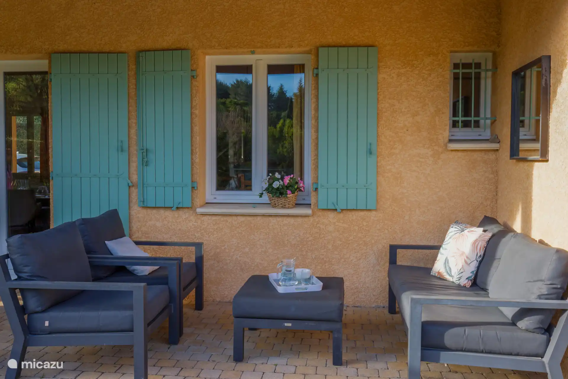 Ein wunderschöner Sitzbereich auf unserer Terrasse.