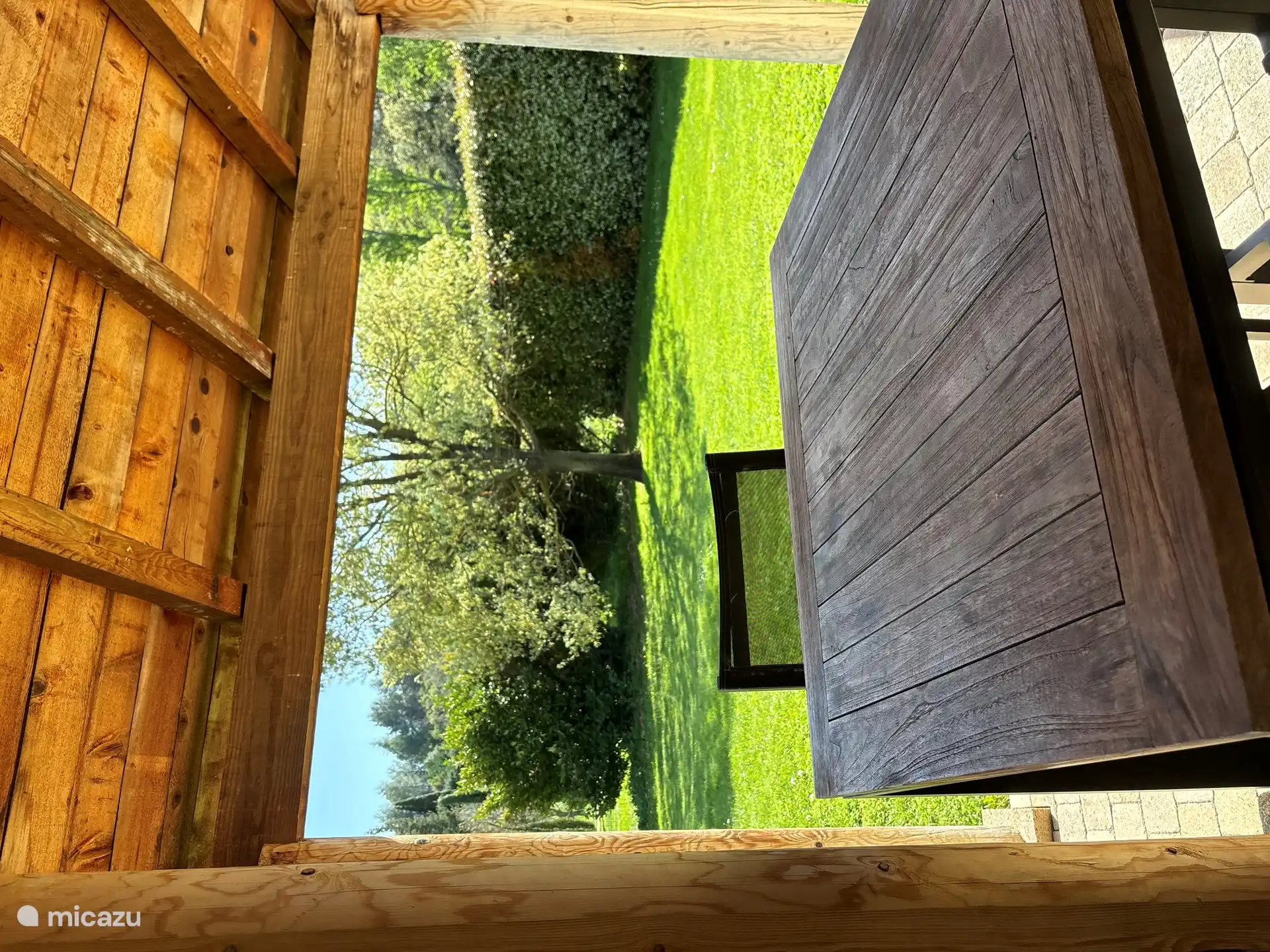 Stehtisch im Schatten. Köstlich zum Trinken oder zum Arbeiten.