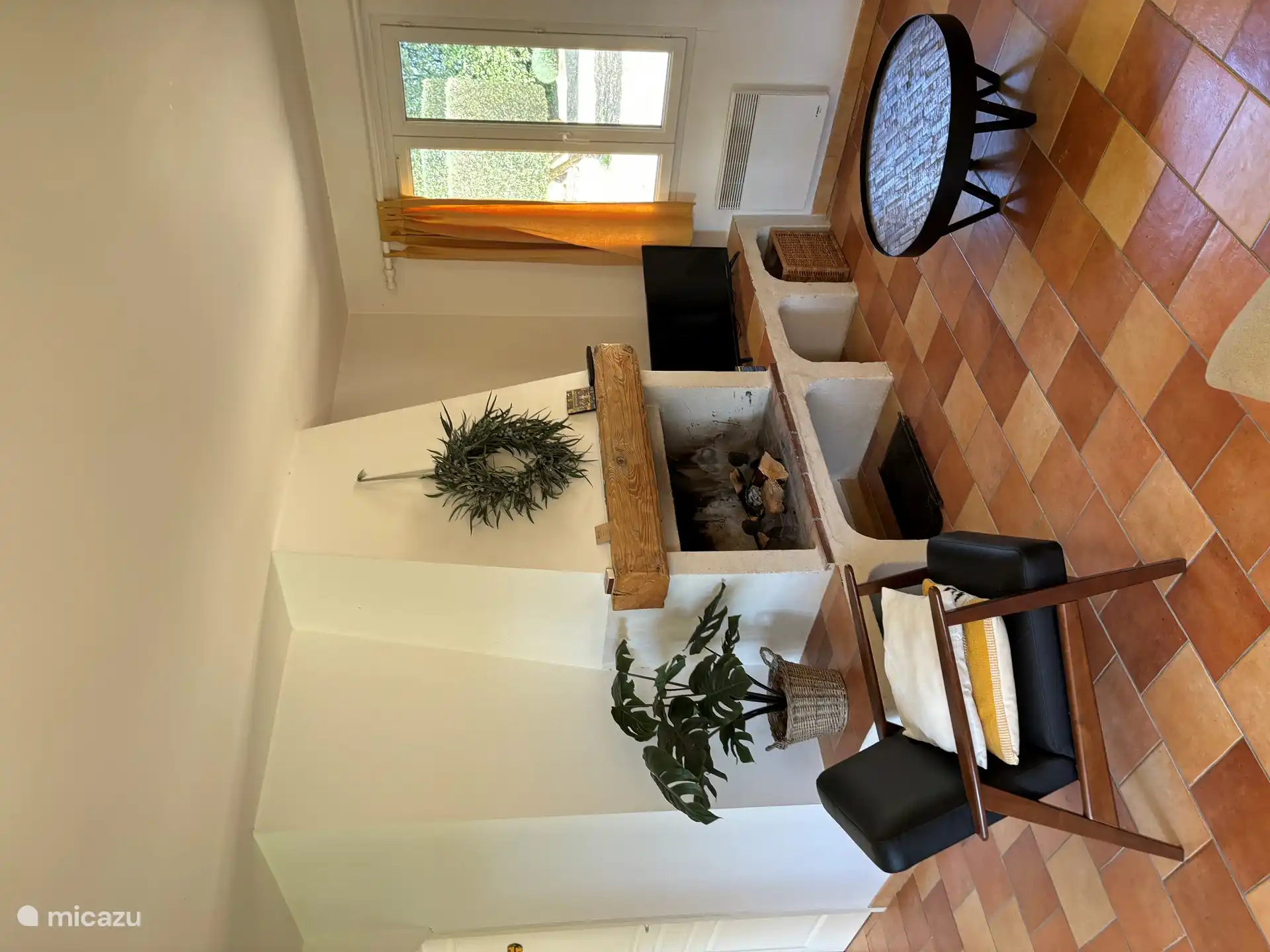 Wohnzimmer mit Kamin in der Mitte