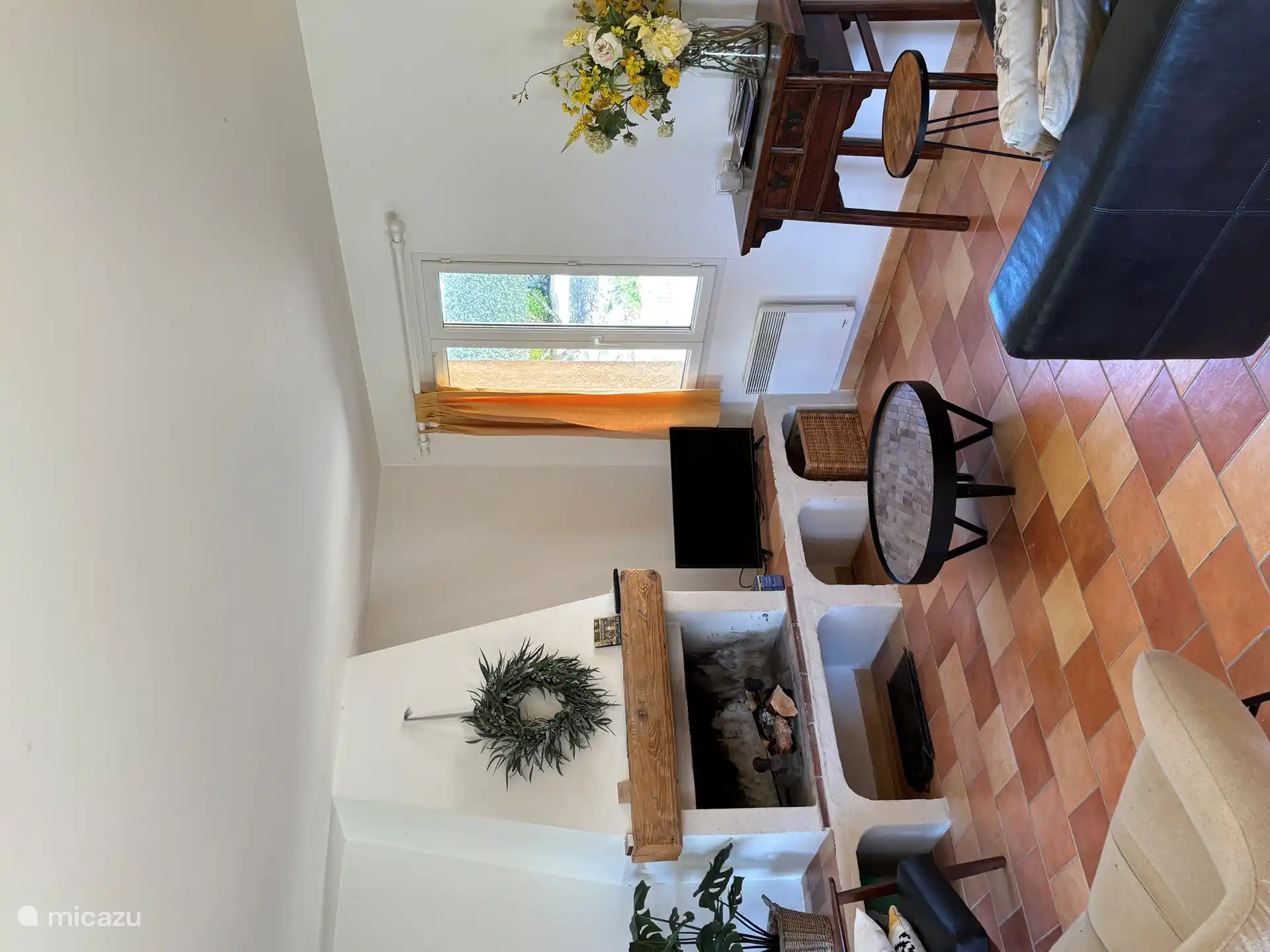 Wohnzimmer mit Kamin aus einem anderen Blickwinkel