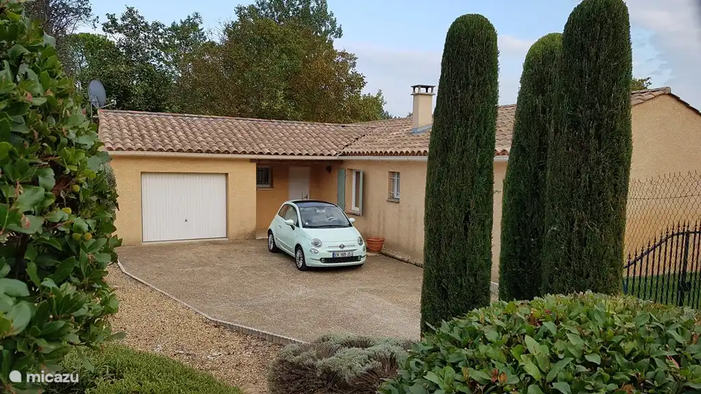 Das Haus von außerhalb des Zauns gesehen.