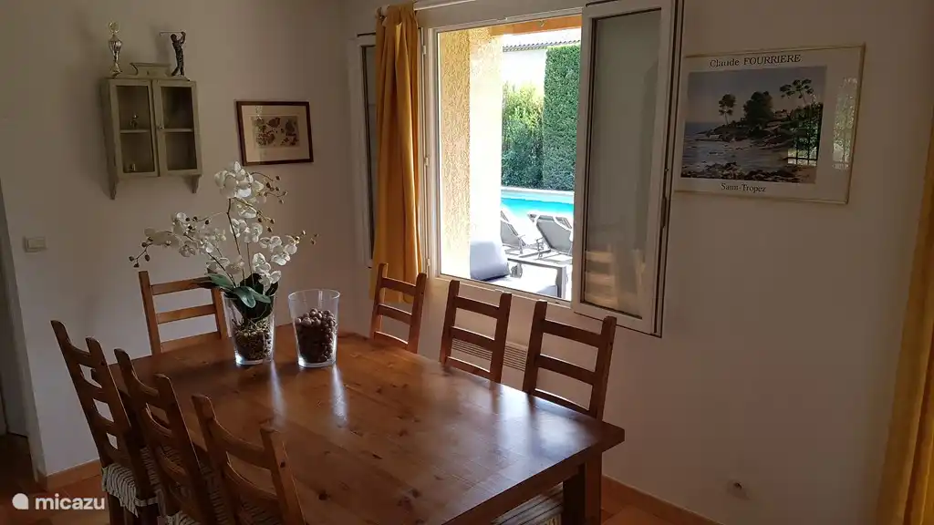 Der Esstisch im Inneren, der, wenn es gut ist, nicht benutzt wird.