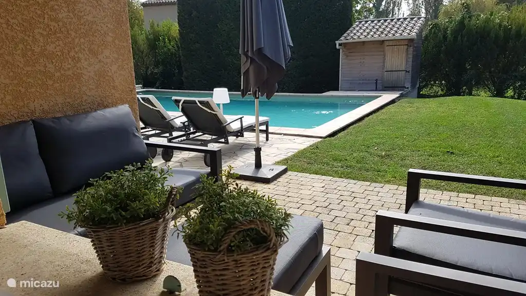 Sie können den Pool vom Fenster aus am Esstisch sehen.