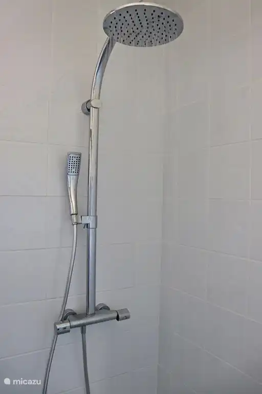 Regendusche im Badezimmer 1