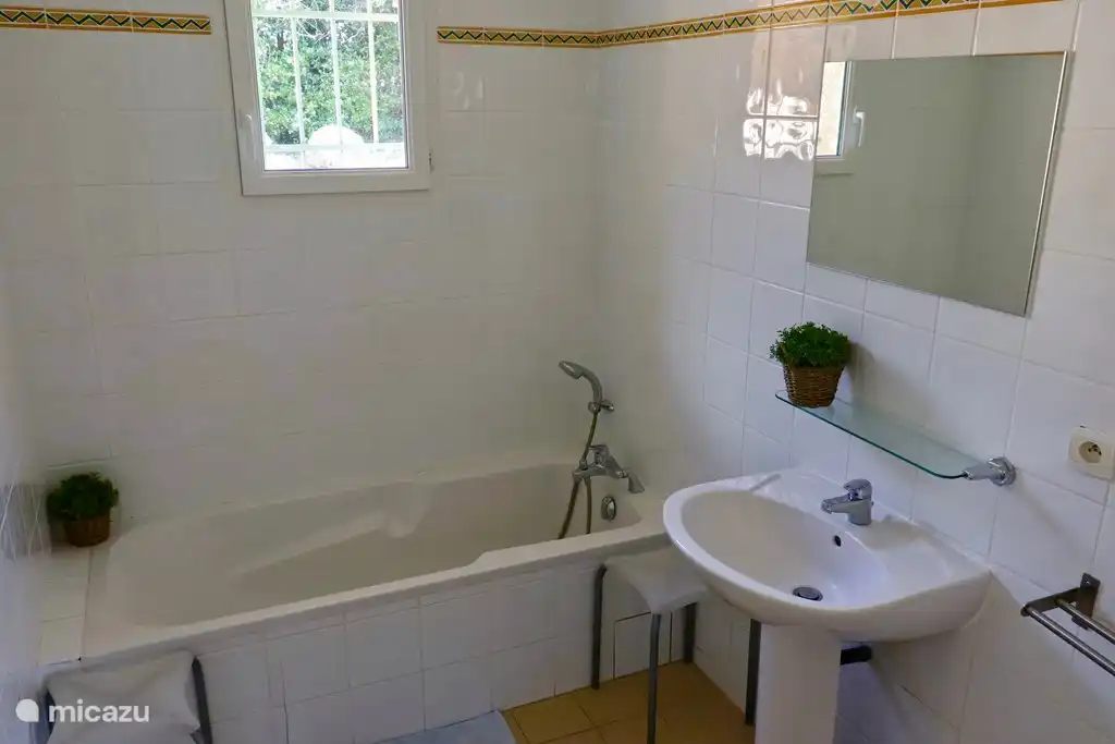 Badezimmer 2 mit Badewanne