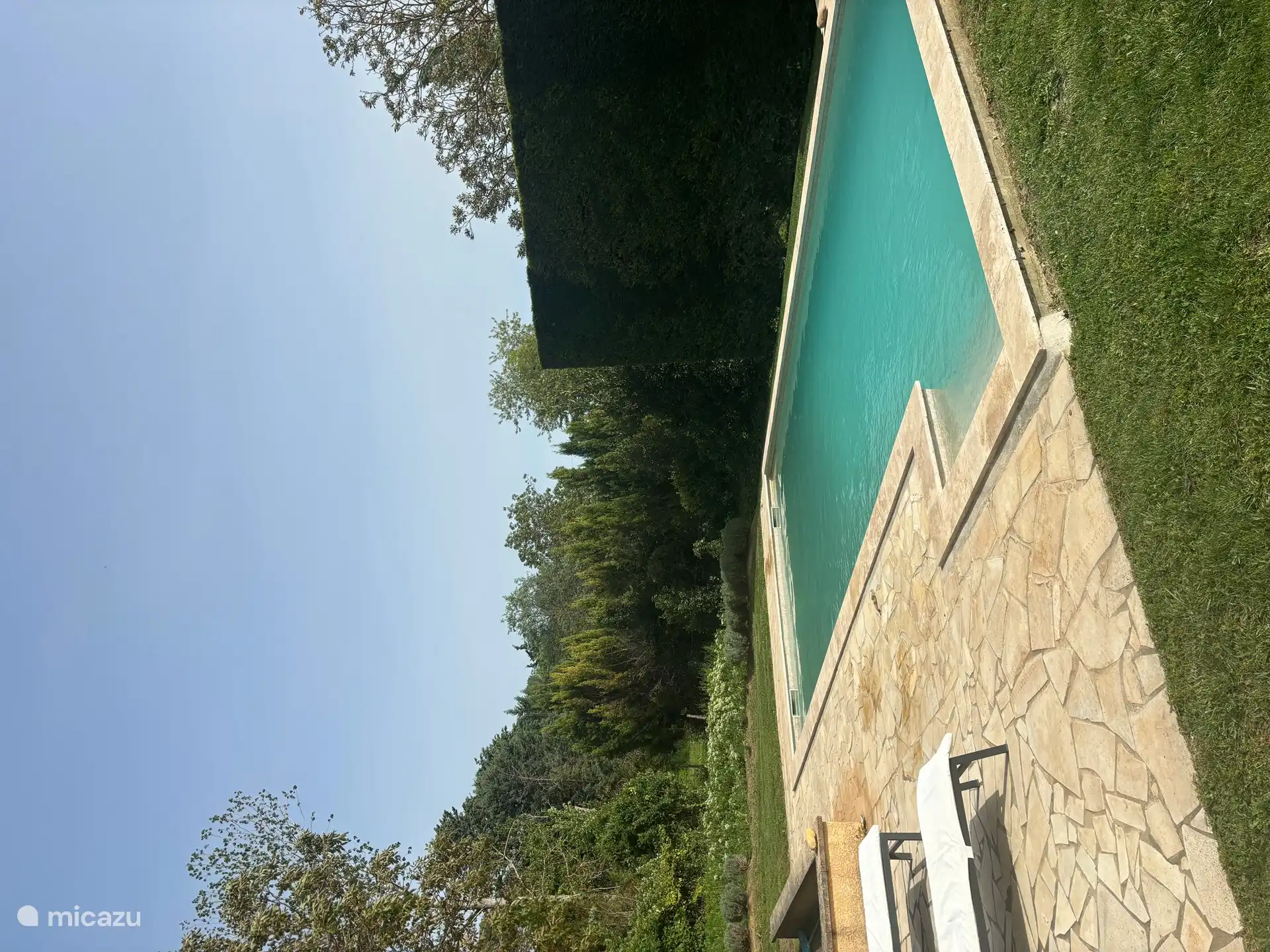 Blick auf den Pool in neuem Zustand seit 2024. Neue Fliesen am Rand und im Pool selbst.