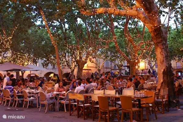 Gemütliches Essen am Place Aux Herbes.