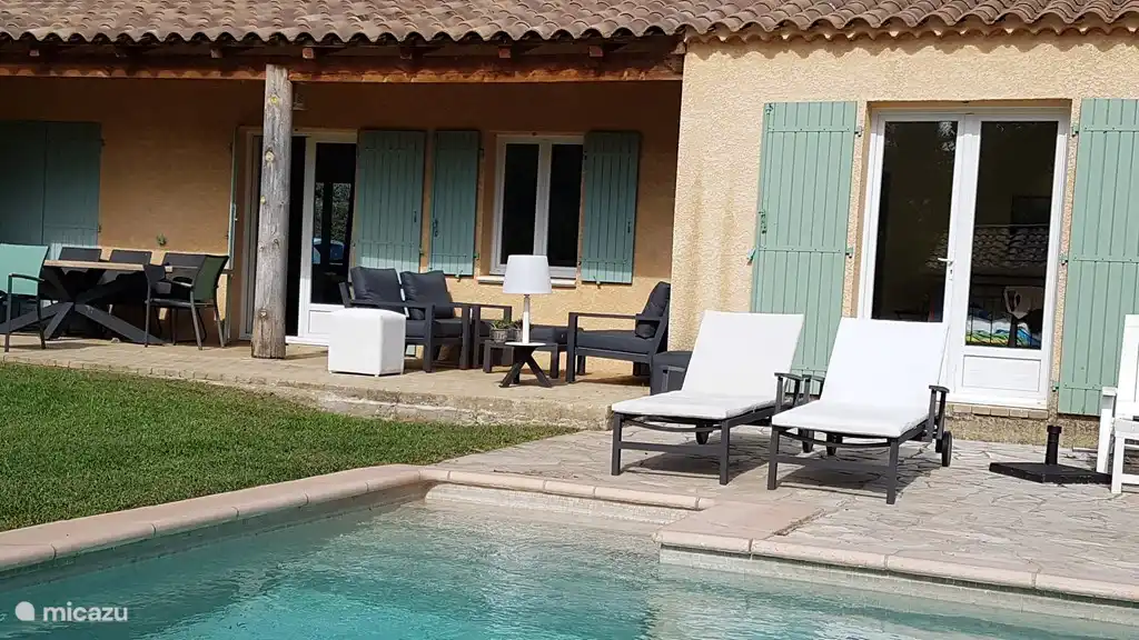 Der Blick zum Haus vom Pool aus.