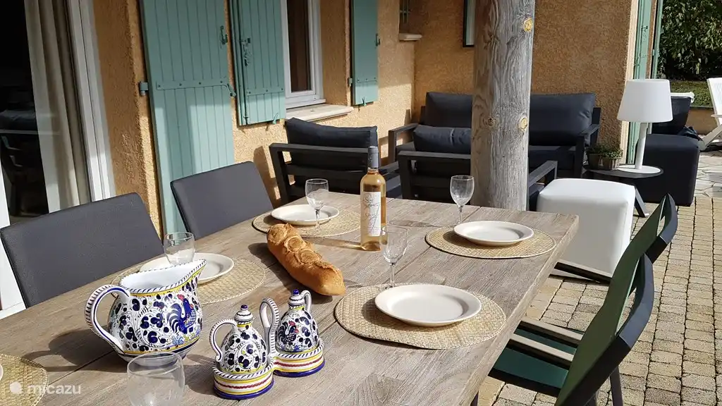 Der große, kürzlich gekaufte Außentisch.