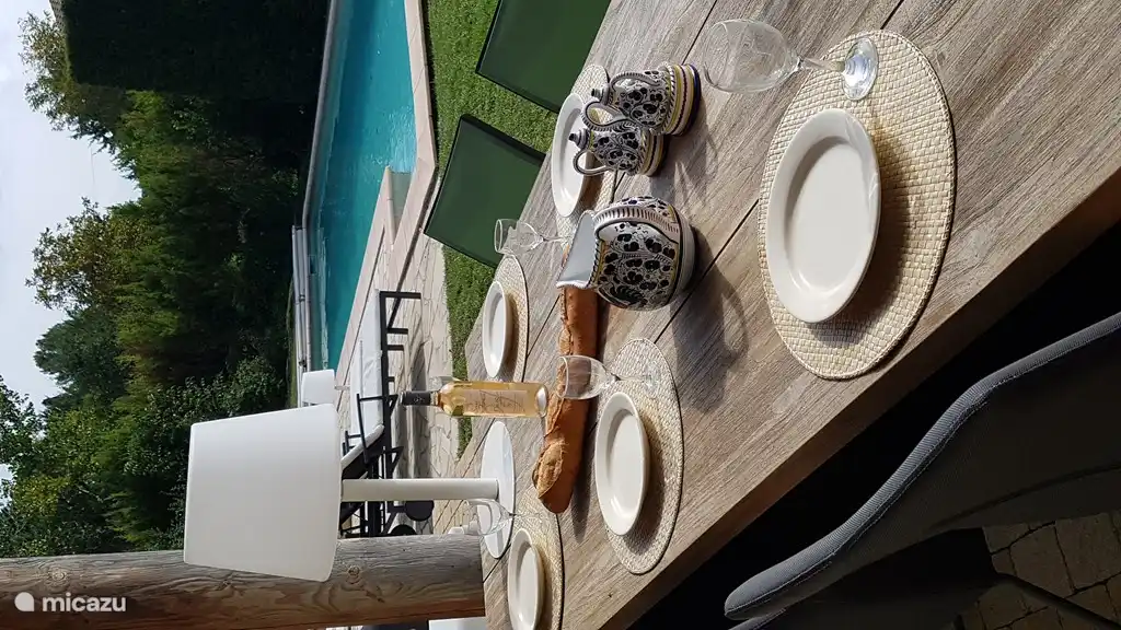 Der Pool und der Außentisch.