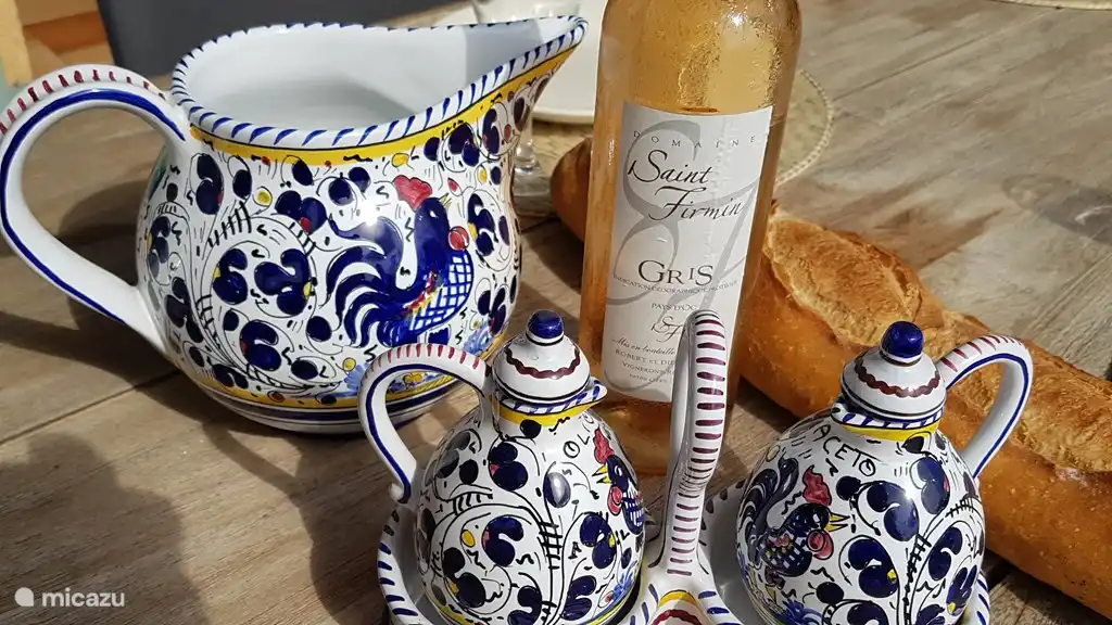 Eine Flasche Rosé vom örtlichen Weingut: Domaine Saint Firmin.