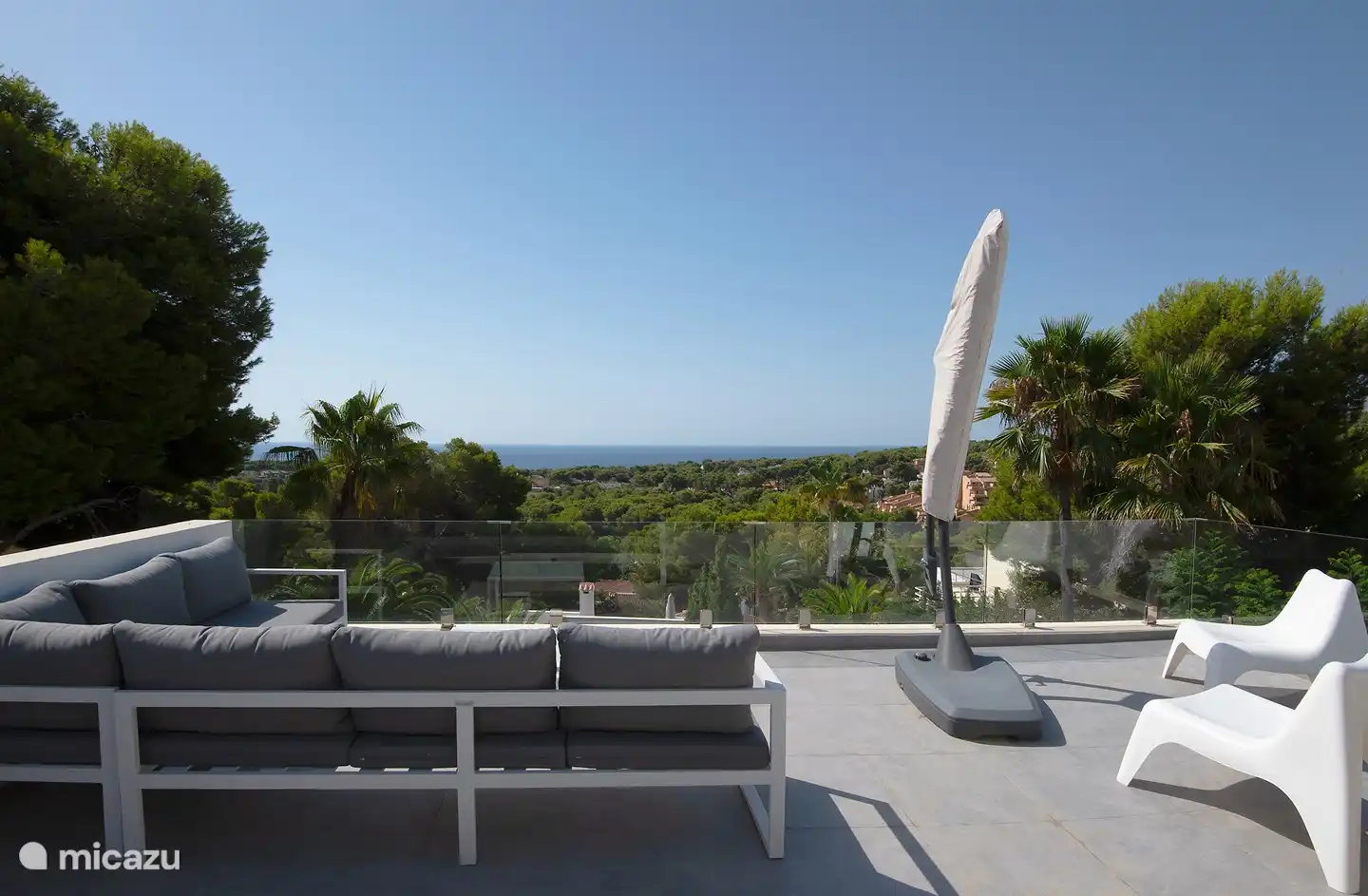 Die Dachterrasse mit schöner Aussicht. Von morgens bis abends sonnig. Im Sommer tagsüber warm, abends kühl mit Aussicht. Schöner Ort für ein Glas Wein vor dem Abendessen oder der Nacht.