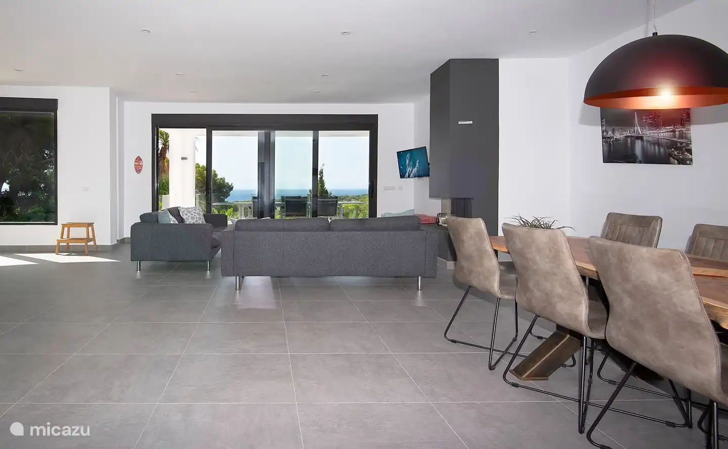 Das sehr geräumige Wohnzimmer mit Kamin und Aussicht.