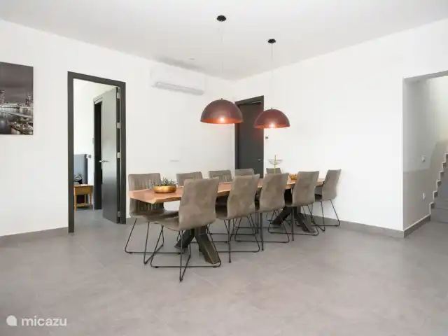 Villa Bona Vista | Espagne, Costa Blanca, Moraira - villa La grande table à manger à l'intérieur est une table tronc d'arbre monobloc de chez Sequoia. Un aspect chaleureux et robuste. 10 belles chaises sur lesquelles vous pourrez également dîner longtemps.