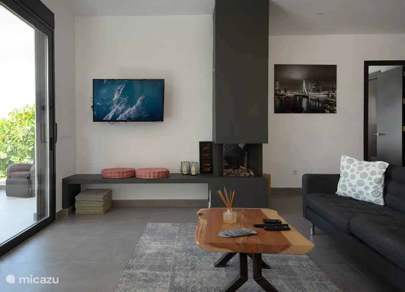 Wenn es abends etwas kühler sein kann, gibt es einen Kamin, um ein schönes Glas Wein zu trinken. NB Fußbodenheizung ist in allen Räumen installiert, daher ist dies insbesondere die Zugabe von Atmosphäre ... Für die Temperatur nicht erforderlich.