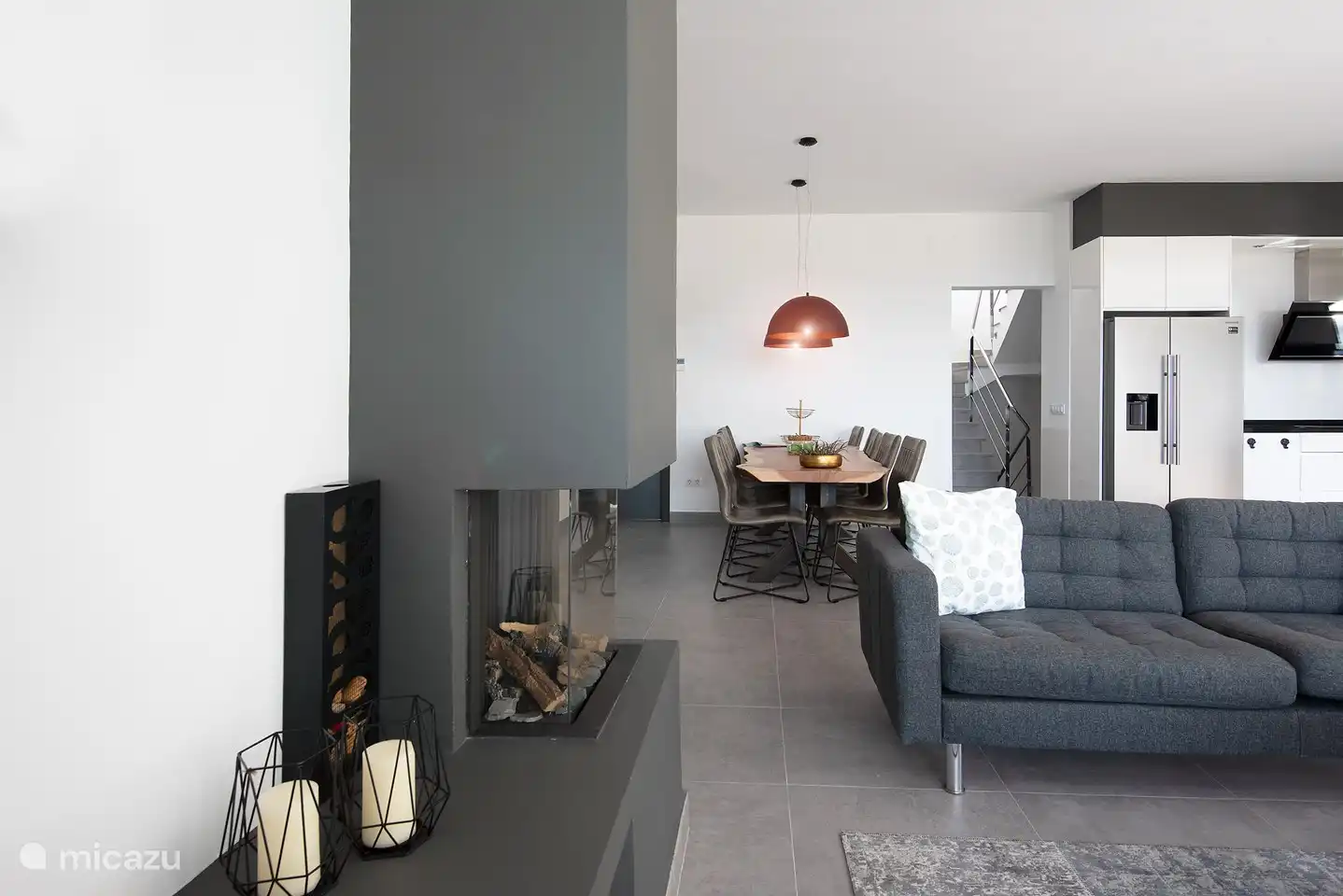 Das Wohnzimmer, der Esstisch und die Küche sind großräumig angeordnet.