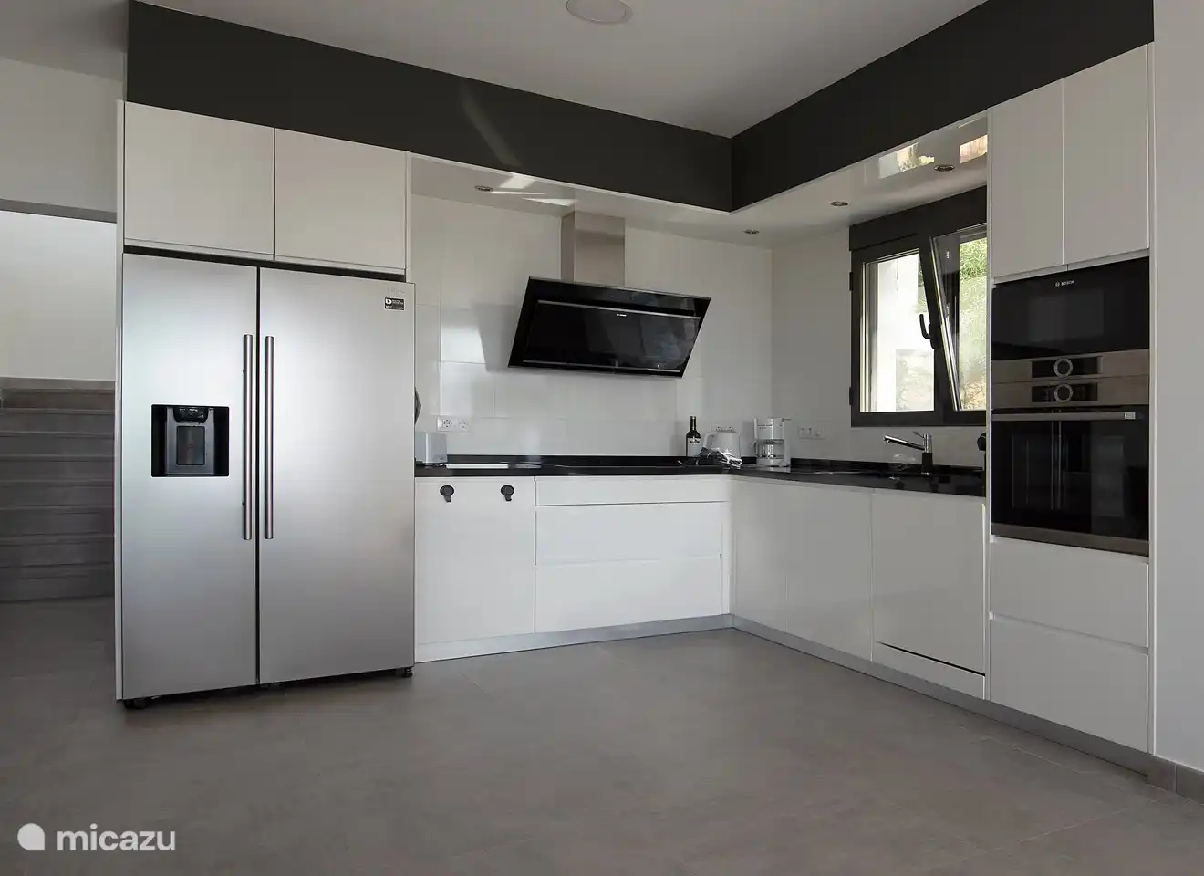 Die Küche mit Doppelkühlschrank mit Eiswasser und Eismaschine. Ein Filter am Kühlschrank und ein Entkalker werden für das gesamte Wasser im Haus verwendet. Die Küche ist komplett ausgestattet mit Bosch Mikrowelle und Backofen (separat), Induktionskochfeld etc.