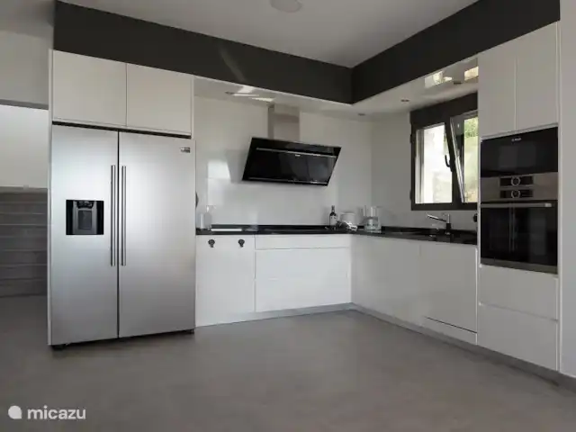 Villa Bona Vista | Espagne, Costa Blanca, Moraira - villa La cuisine avec réfrigérateur double avec eau glacée et machine à glaçons. Un filtre sur le réfrigérateur et un détartrant sont utilisés pour toute l'eau de la maison. La cuisine est entièrement équipée avec micro-ondes et four Bosch (séparés), plaques à induction, etc.