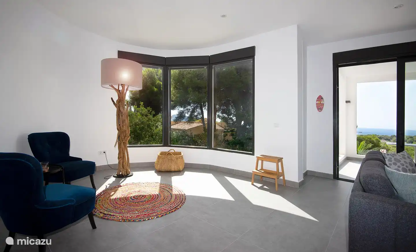 Ein weiterer schöner separater Sitzbereich, um ein Buch zu lesen oder einfach die Aussicht zu genießen.