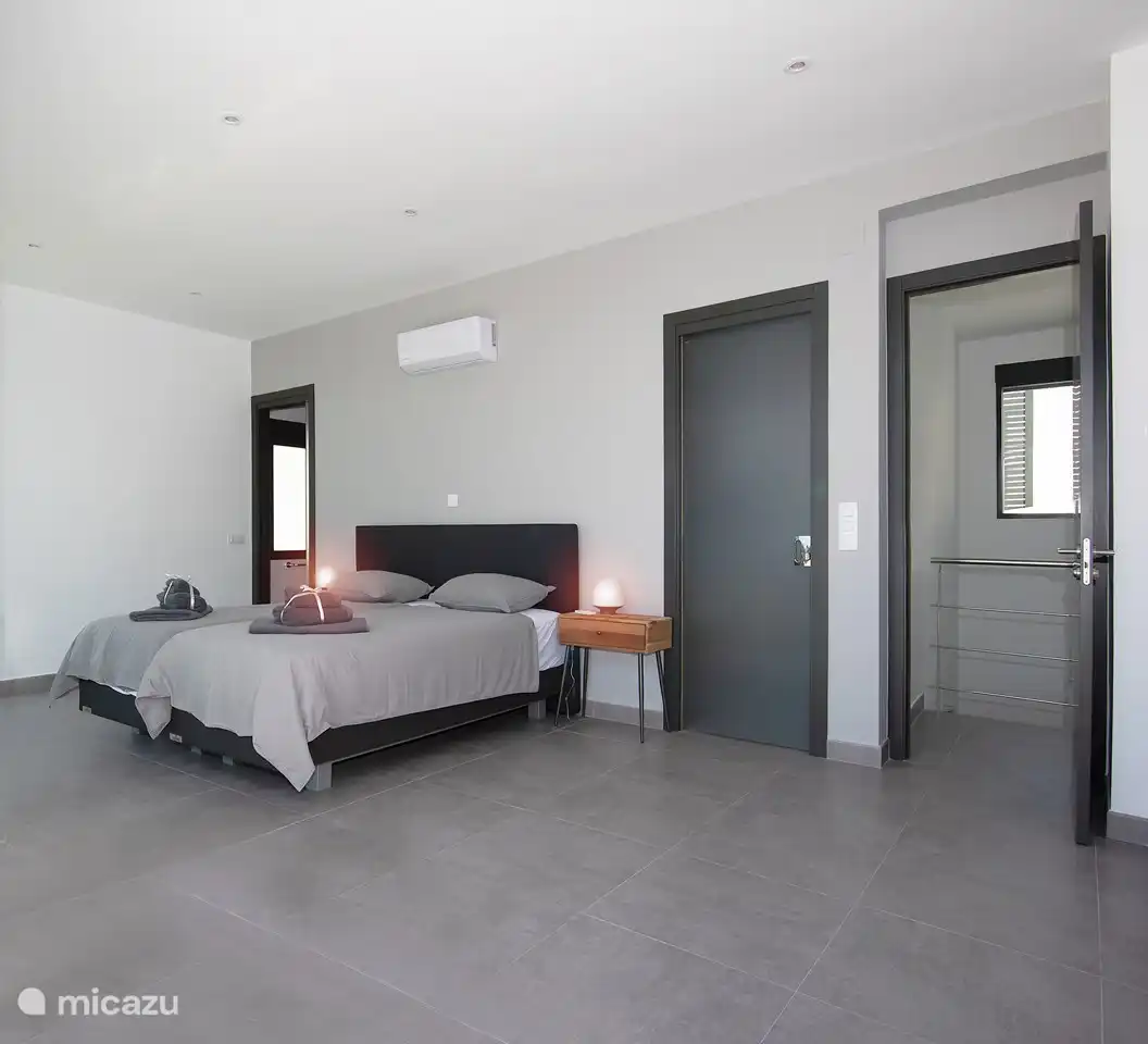 Das Hauptschlafzimmer aus der anderen Ecke.