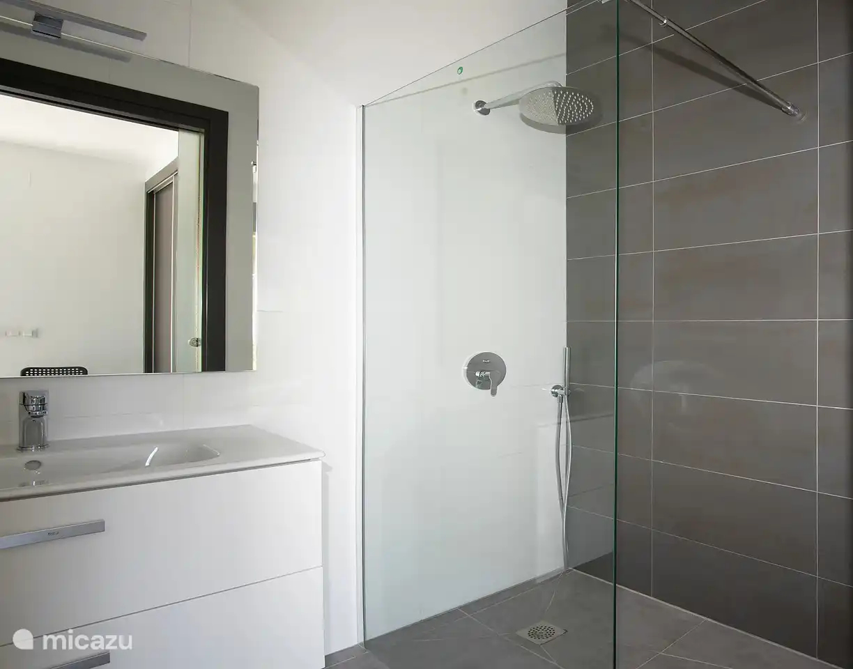 Jedes Schlafzimmer hat ein eigenes Bad mit Dusche, WC und Waschbecken.