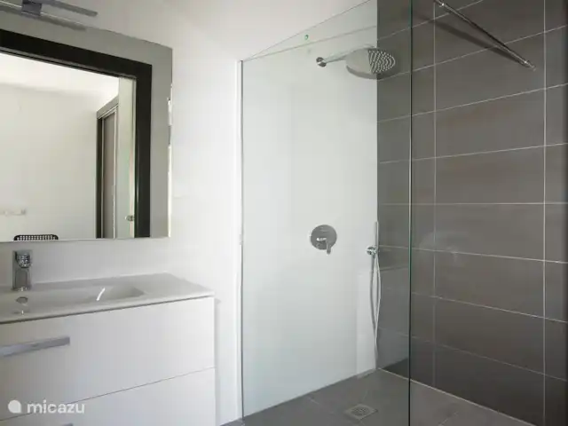 Villa Bona Vista | Espagne, Costa Blanca, Moraira - villa Chaque chambre a sa propre salle de bain avec douche, WC et lavabo.