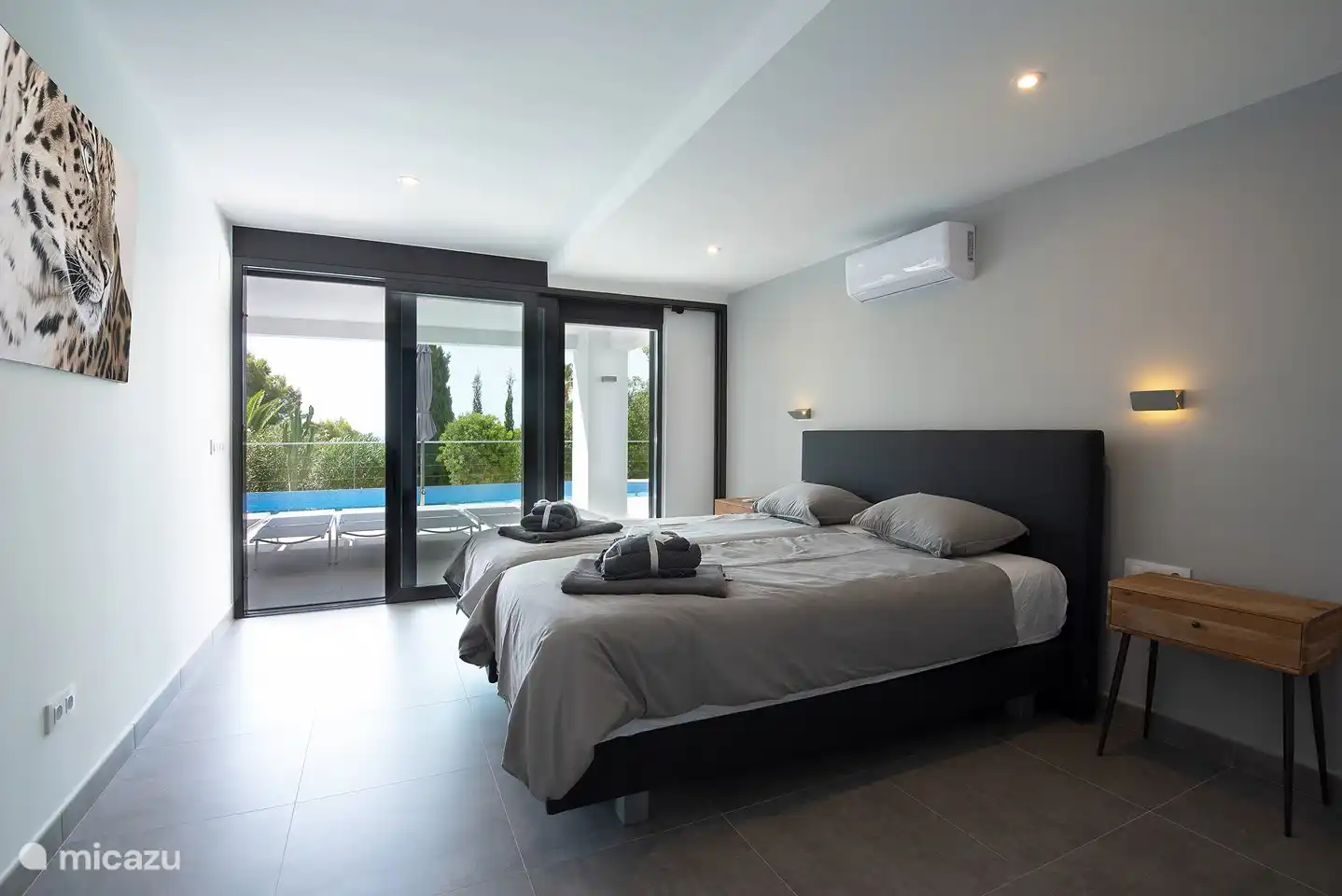 Ein Schlafzimmer am Pool