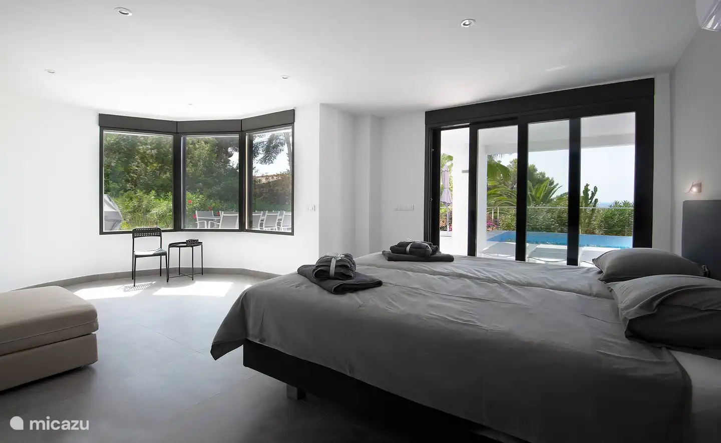 Das zweite Schlafzimmer am Pool. Sehr geräumig mit zweiseitiger Aussicht.