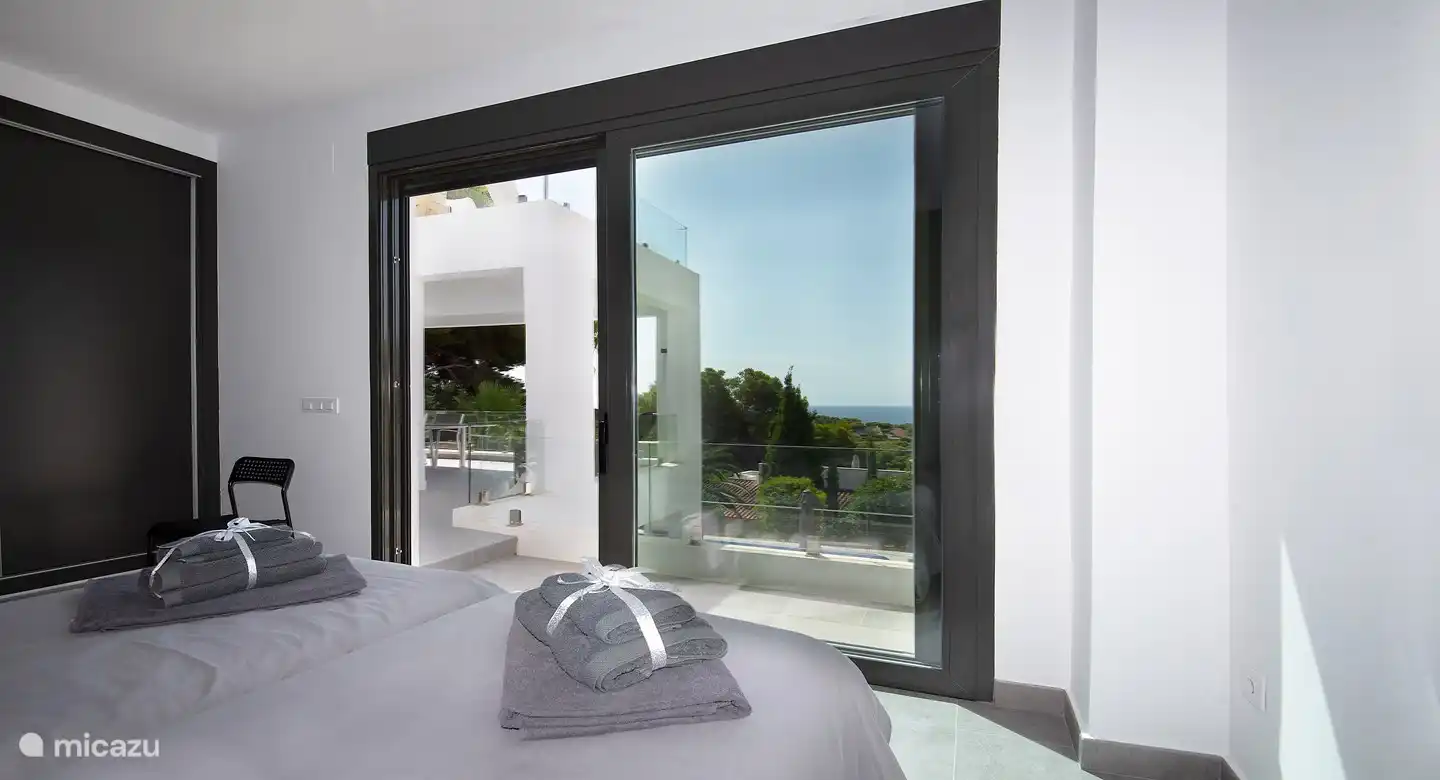 Schlafzimmer im mittleren Stock mit Aussicht und direktem Zugang zum Naya und zum Pool.