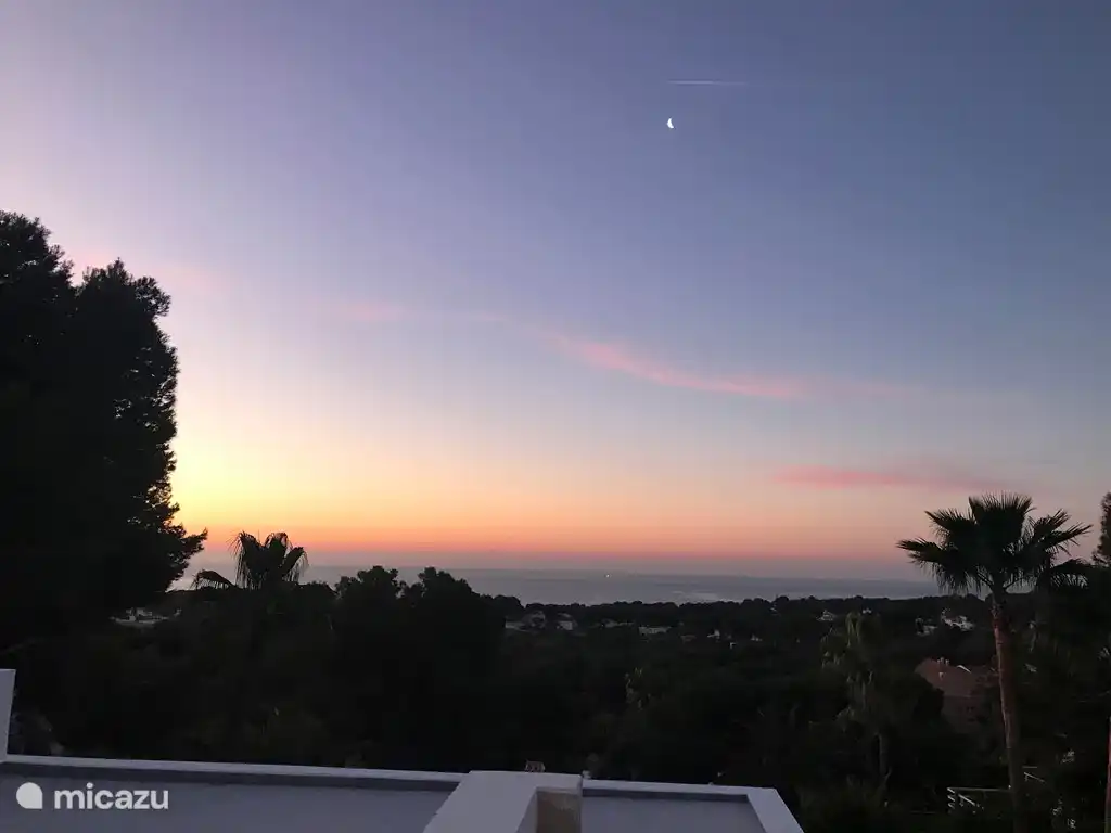 Sonnenaufgang von der Dachterrasse (Foto während der letzten Bauphase