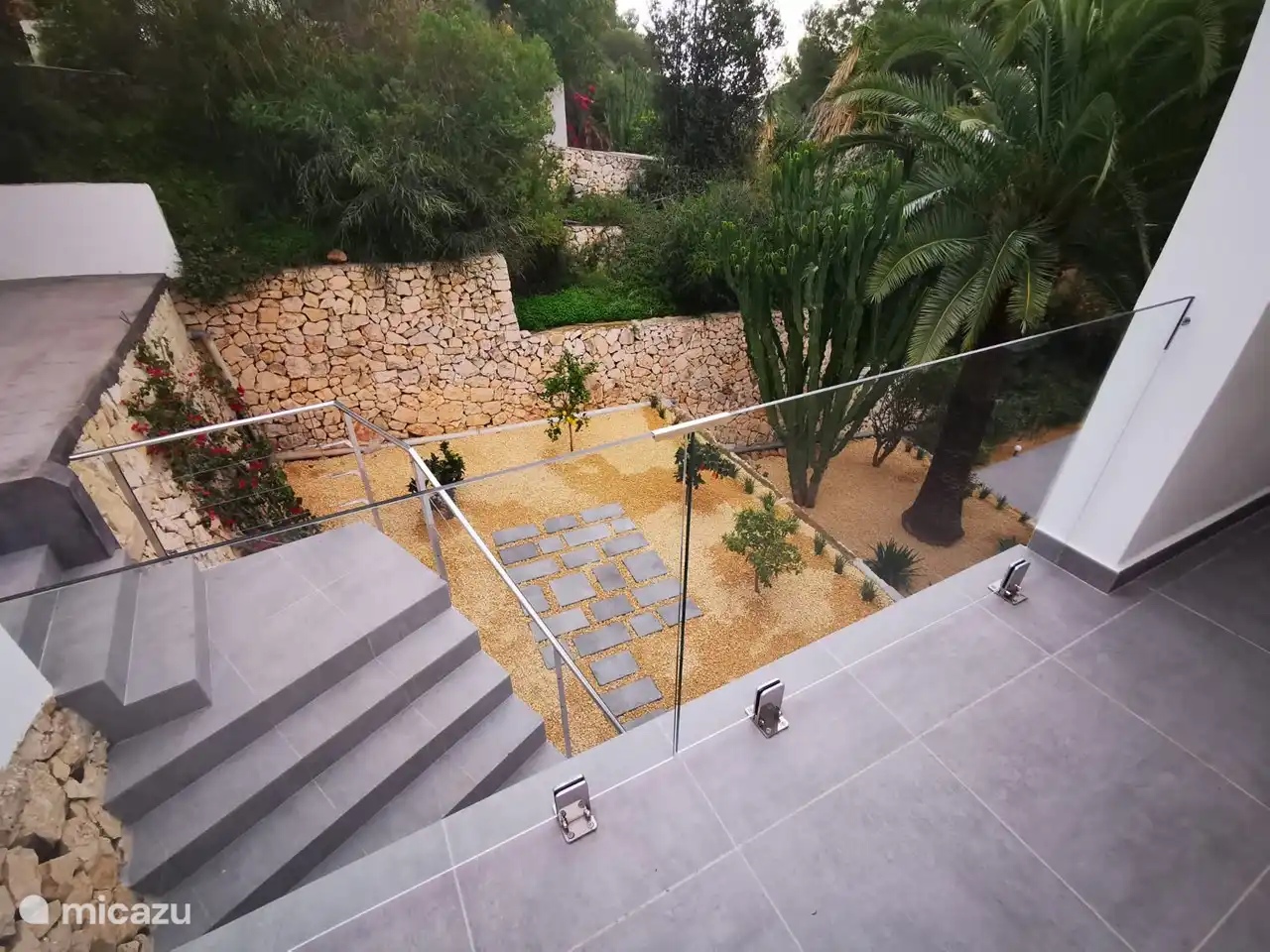 Blick auf den Garten im November. Etwas weniger blühend, aber genauso schön