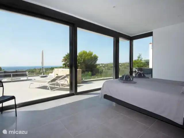 Villa Bona Vista | Espagne, Costa Blanca, Moraira - villa La chambre principale sur le toit-terrasse. Bien sûr avec des volets pour l'intimité et la protection solaire. Réveillez-vous avec la meilleure vue.