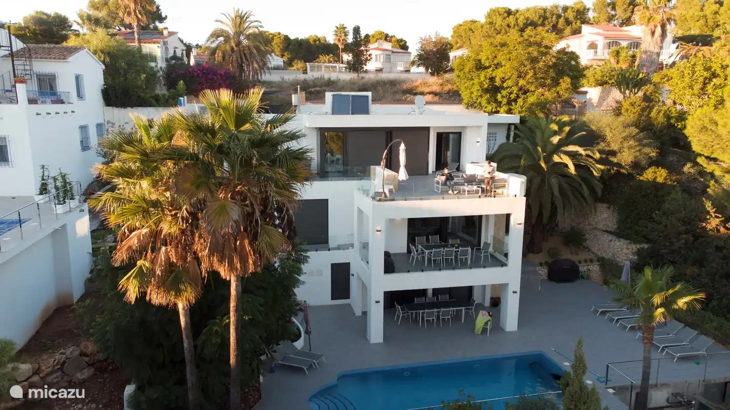 Luftbild mit Hauptschlafzimmer auf der Dachterrasse und den weiteren Etagen im Überblick