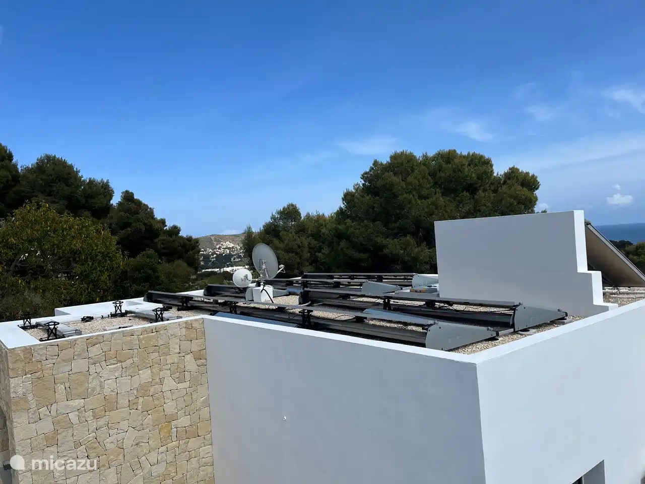 Ab Frühjahr 2023 werden Solarpaneele installiert, um das Haus mit nachhaltiger Energie zu versorgen. Der Energieverbrauch während der Sonnenstunden rechnet sich und wirkt sich auf die Einspeisung aus dem Netz aus.