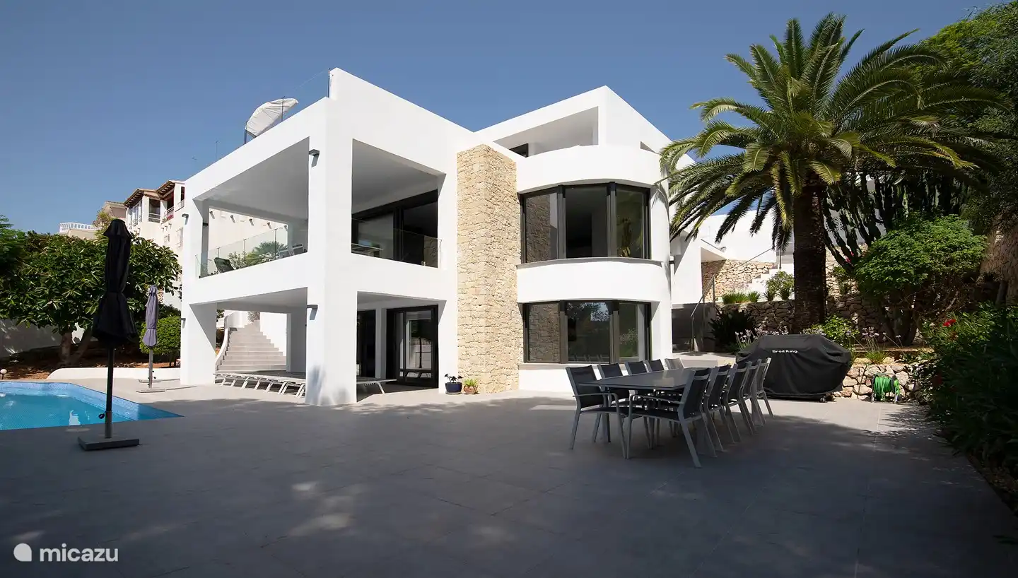 Blick von der Terrasse im Morgenschatten der Bäume. Auf der Terrasse und der Naya gibt es einen identischen Esstisch für 10-12 Personen. Hier wurde auch das XXL BQ platziert, das mit Gas arbeitet.