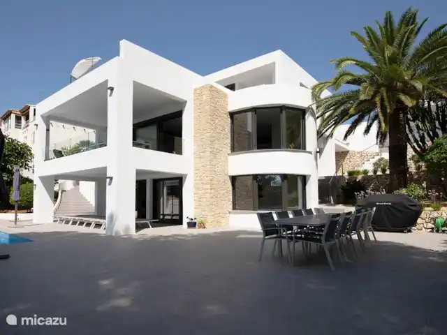 Villa Bona Vista | Espagne, Costa Blanca, Moraira - villa Vue depuis la terrasse à l'ombre matinale des arbres. Sur la terrasse et la naya il y a une table à manger identique pour 10-12 personnes. Le BQ XXL qui fonctionne au gaz est également placé ici.