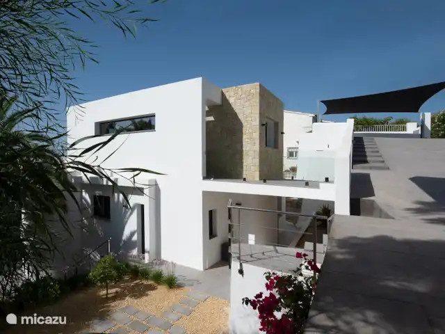 Villa Bona Vista | Espagne, Costa Blanca, Moraira - villa Au bas de l'allée regardant la maison et la place de parking couverte. Les voitures sont à l'ombre.