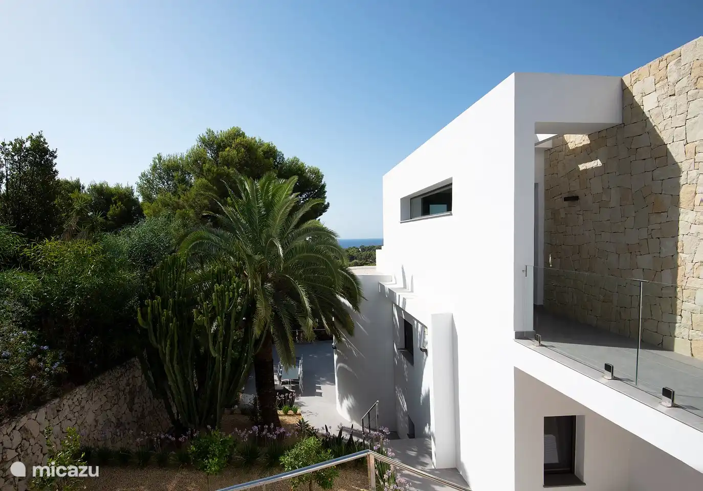 Der Garten an der Seite des Hauses. Hier befindet sich auch ein direkter Eingang im mittleren Stock