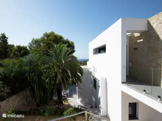 Villa Bona Vista | Espagne, Costa Blanca, Moraira - villa Le jardin sur le côté de la maison. Voici également un passage direct vers l'intérieur à l'étage du milieu