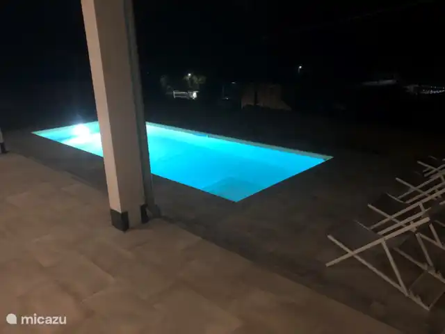 villa huren in Italië, Ligurië, Plodio – Ruime villa tussen zee en wijnstreek Verlicht zwembad 's nachts