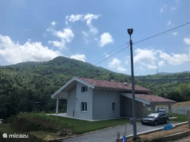 villa huren in Italië, Ligurië, Plodio – Ruime villa tussen zee en wijnstreek Ligging in de heuvels