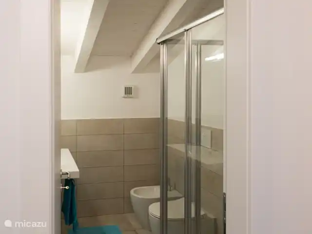 villa huren in Italië, Ligurië, Plodio – Ruime villa tussen zee en wijnstreek Badkamer boven