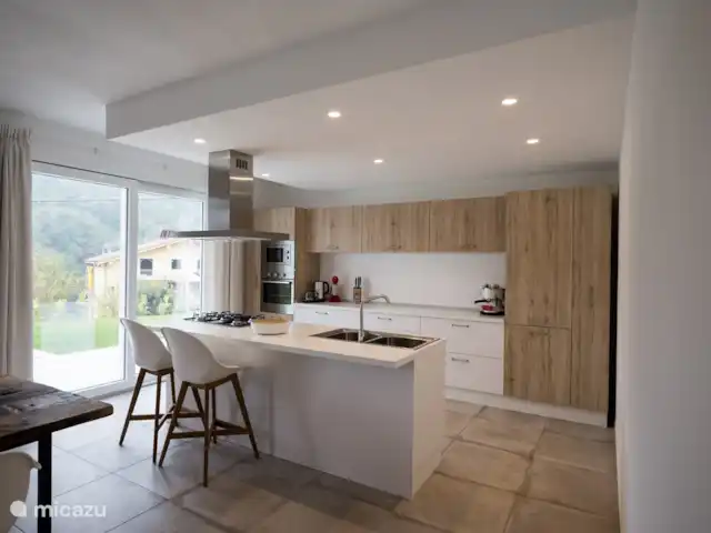 villa huren in Italië, Ligurië, Plodio – Ruime villa tussen zee en wijnstreek Keuken met zitbar